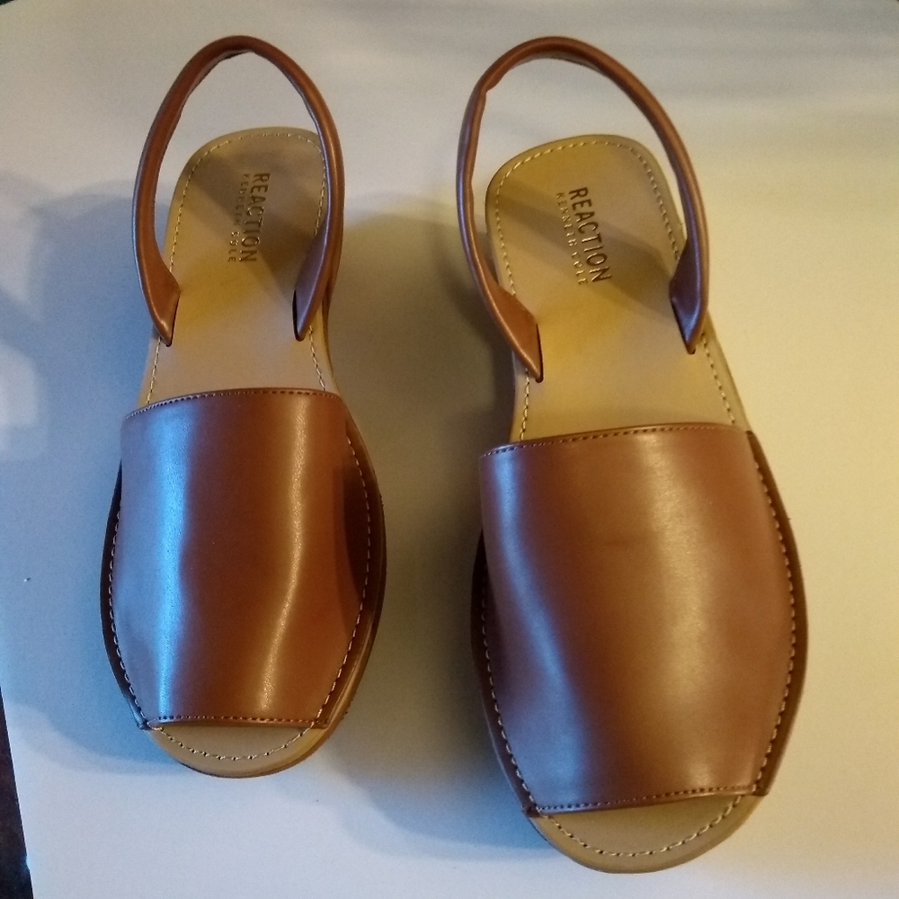 Sandals 8 Reaction Kenneth Cole. New without tag